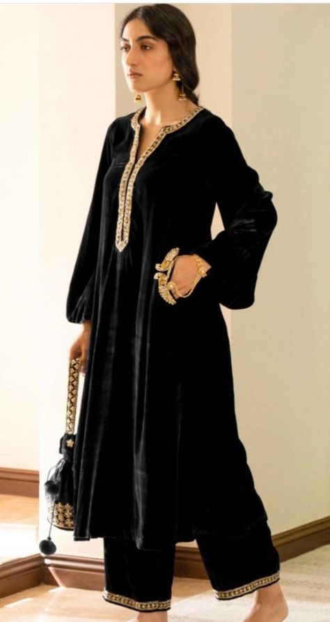 Velvet Anarkali Suits Weddings, Velvet Pheran Designs, Velvet Pakistani Outfit, Plain Velvet Suit Design With Lace, Velvet Kurta Designs, Velvet Kurtis Design, Plain Velvet Suit Design, Velvet Dress Designs Pakistani, Velvet Suit Designs Pakistani