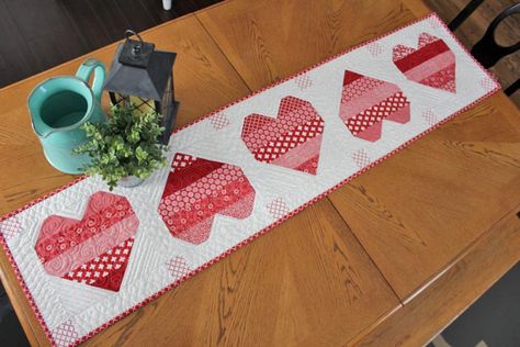 Free Tutorial: Jelly Roll Hearts Table Runner Valentines Runner, Valentine Table Runner, Valentine Table, Runner Pattern, Heart Quilt Pattern, White Quilts, Red And White Quilts, Holiday Table Runner, Quilted Table Runners Patterns