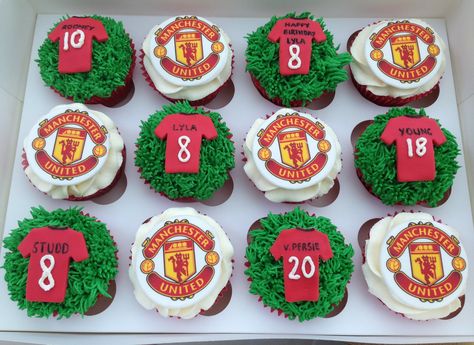 Man united cakes Man Utd Cupcakes, Man United Cupcakes, Manchester United Theme Party, Man Utd Birthday Cake, Soccer Cake Ideas For Men, Manchester United Cupcakes, Man United Cake, Football Dessert Table, Soccer Cake Ideas