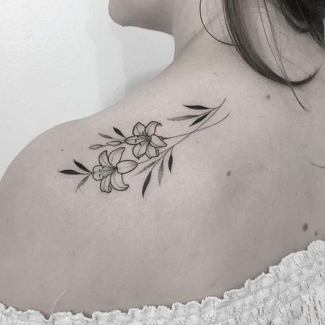 Day Lilly Tattoo, Day Lily Tattoo, Strokes Tattoo, Stargazer Lily Tattoo, Jasmine Tattoo, Lillies Tattoo, Lily Flower Tattoos, Girl Back Tattoos, Anklet Tattoos