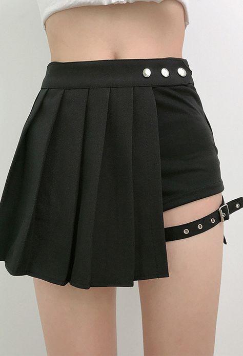 Women Grunge Streetwear Shorts Pleated Skirt Goth Style Black Polyester Buckle-Up Strap Decorated Irregular Hem Mini Skirt with Shorts Estilo Harajuku, Buckle Skirt, Harajuku Punk, Check Mini Skirt, Rok Mini, Mode Punk, Moda Punk, Gothic Rock, Formda Kal