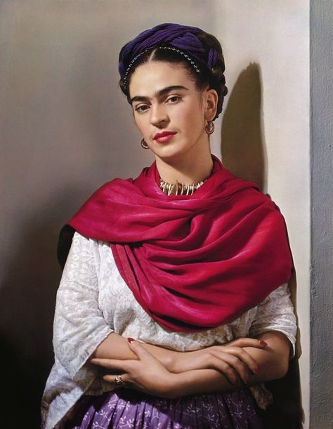 Nickolas Muray, Frida Kahlo With Magenta Rebozo (1939). Photo courtesy of Matthew Liu Fine Arts. Nickolas Muray, Frida Kahlo Paintings, Frida Kahlo Portraits, Kahlo Paintings, Traditional Mexican Dress, Frida Kahlo Style, Frida Art, Frida Kahlo Art, Latin American Art