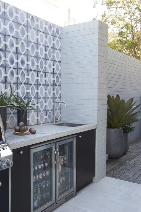 Flat Grill Outdoor Kitchen, Outdoor Kitchen Tiles Ideas, Outdoor Kitchen Tile Wall Ideas, Outdoor Kitchen With Backsplash, Outdoor Kitchen Against House Wall, Mid Century Modern Outdoor Kitchen, Bbq Area Ideas Outdoor Modern, Outdoor Kitchen Tile Ideas, Outdoor Kitchen With Tile