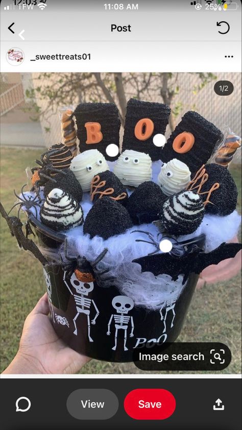 Spooky Basket Treats, Halloween Cake Pop Bouquet, Berry Baskets Ideas, Halloween Treat Basket Ideas, Easy Halloween Chocolate Covered Strawberries, Halloween Edible Arrangements, Chocolate Covered Treat Boxes, Halloween Themed Strawberries, Halloween Chocolate Strawberries