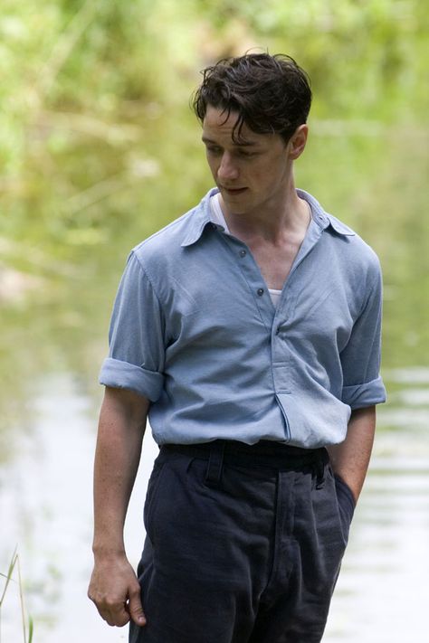 I will always love you Robbie Turner (James Mcavoy in Atonement) Atonement Movie, Era Victoria, Ian Mcewan, Septième Art, Charles Xavier, Atonement, James Mcavoy, Poses References, Michael Fassbender