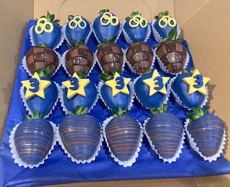 #sonicthehedgehog #sonic Sonic Chocolate Covered Oreos, Sonic Birthday Treat Table, Sonic Treat Table, Sonic The Hedgehog Treats Ideas, Sonic The Hedgehog Birthday Treats, Sonic The Hedgehog Desserts, Sonic Chocolate Covered Strawberries, Sonic The Hedgehog Treats, Sonic Rice Krispie Treats