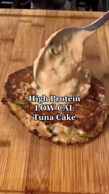 Keto Performers on Instagram: "High Protein / Low Cal Tuna Cake 🐟⁠ ⁠ 𝙍𝙚𝙘𝙞𝙥𝙚 𝙗𝙮 @ice.karimcooks⁠ ⁠ 𝙄𝙣𝙜𝙧𝙚𝙙𝙞𝙚𝙣𝙩𝙨 📑⁠ 1 can of tuna⁠ 1-2 tbsp of diced onions⁠ 1 heaping tbsp cilantro⁠ 1/2 lemon juice⁠ 1 egg⁠ Pinch of salt, pepper, garlic powder, and old bay to taste.⁠ 1 tbsp of almond flour⁠ 𝙄𝙣𝙨𝙩𝙧𝙪𝙘𝙩𝙞𝙤𝙣𝙨 🔪⁠ After forming your tuna patties Add 1 tbsp of oil into a pre-heated medium-high pan. Cook for 3-4 mins per side or until a golden crust is formed. Gently flip. Se High Protein Low Cal, Tuna Cakes Recipe, Tuna Cakes, Canned Tuna, High Protein Low Calorie, Calorie Recipes, Keto Diet Food List, Tuna Recipes, No Calorie Foods