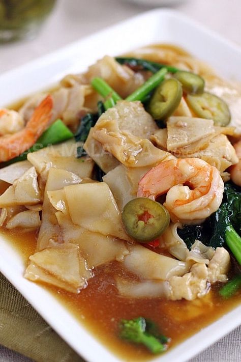 Rad Na - Rasa Malaysia Rad Na Recipe, Laos Recipes, Chines Food, Singapore Hawker, Flat Rice Noodles, Flat Noodles, Chinese Noodle Dishes, Thai Food Recipes, Cooking With Charcoal