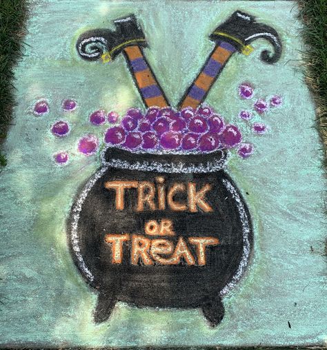 Halloween Chalk Art Ideas, Halloween Sidewalk Chalk Ideas, Beginner Chalk Art, Halloween Sidewalk Ideas, Halloween Chalk Drawings, Chalk Halloween Art, Fall Sidewalk Chalk Art, Halloween Chalk Ideas, Halloween Sidewalk Chalk