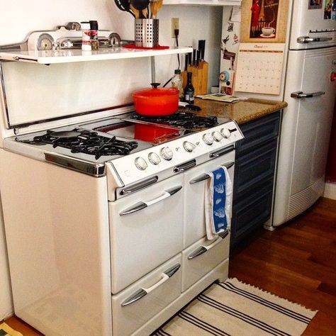 Jessica on Instagram: "My new (to me!) vintage O'keefe & Merritt stove. Ya'll.... It's a double oven! I'm in love! 😍 #1950's #vintagegirl #okeefe&merritt #savonappliance #vintageappliance #vintagestove #vintagekitchen" Vintage Stoves, Vintage Appliances, O Keefe, Double Oven, I'm In Love, Vintage Girls, Vintage Kitchen, Stove, Kitchens