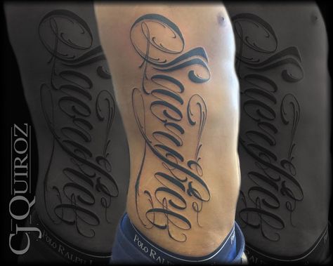 Hand Lettering Tattoo, Mens Side Tattoos, Tattoos Script, Tattoo On Ribs, Script Ideas, Geometric Art Tattoo, Rib Tattoos For Guys, Tattoo Script Fonts, Skull Hand Tattoo