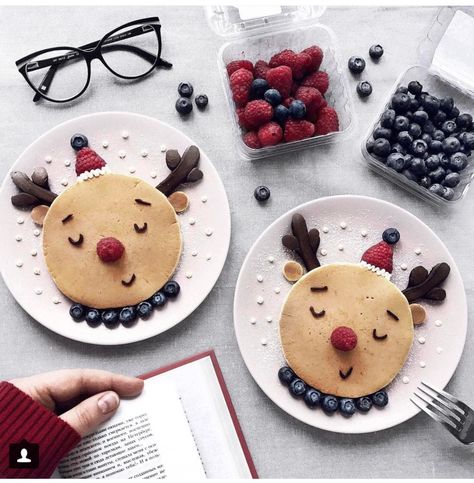 darynakossar kids' food, fruit, pancakes, animal shapes, Christmas Breakfast Food Art, Sunday Pancakes, Food Art For Kids, Holiday Snacks, Christmas Brunch, Xmas Food, Christmas Breakfast, Christmas Snacks, Christmas Cooking