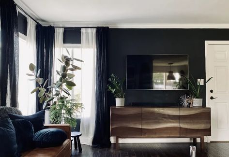 Living Room Walls Ideas, Black Living Room Walls, Room Walls Ideas, Black Living Rooms, Moody Luxe, Black Walls Living Room, Black Painted Walls, Walls Ideas, Painted Bookshelves