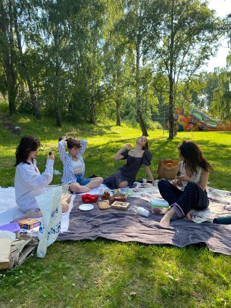 Friends And Family Vision Board, Picnic With Friends Aesthetic, Friend Vibes, Girlhood Core, Vision Bored, Vision 2025, Park Ideas, Toxic Friends, Creative Bag