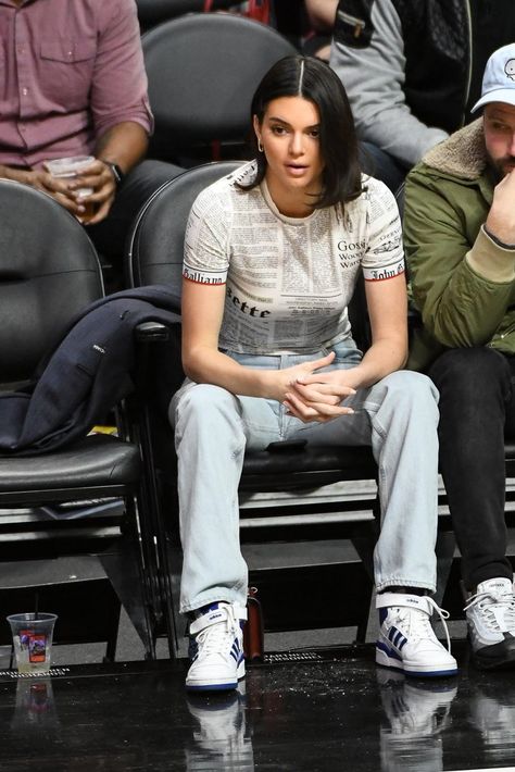 Kendall Jenner's Adidas Sneakers at Basketball Game | POPSUGAR Fashion Photo 2 Kendall Jenner Adidas, Ball Game Outfit, Outfit Women Casual, Style Kendall Jenner, Basketball Game Outfit, Kendall Jenner Photos, Nba Outfit, Kendall Style, Game Outfit