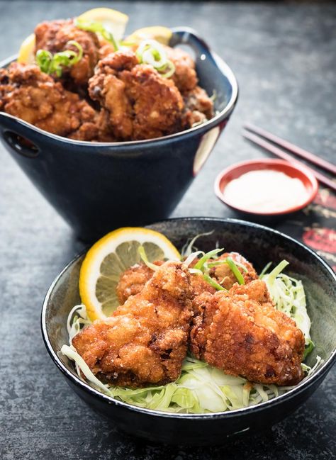 Plate with karaage chicken on a bed of julienned cabbage. Karaage Recipe, Karaage Chicken, Cj Eats, Chicken Karaage, Japanese Fried Chicken, Japanese Dishes, Food Blogs, Asian Cooking, Chopsticks