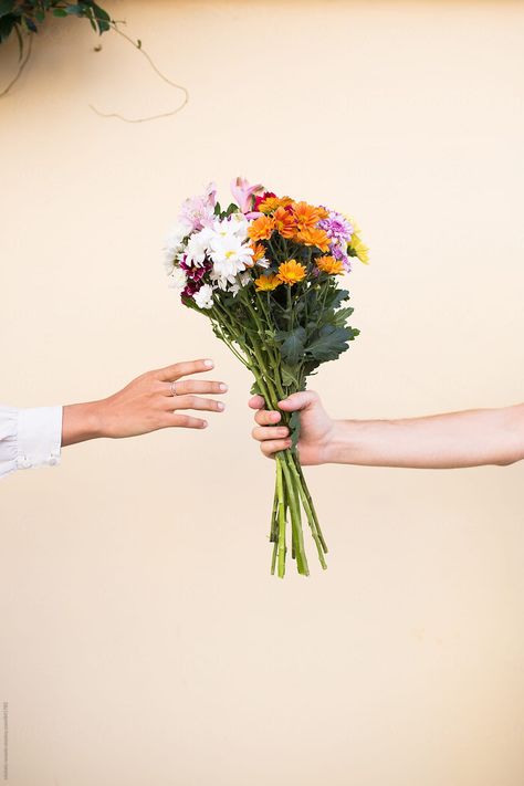 Hand Holding Flower Reference, Rose Flowers Drawing, Flower Reference, Hands Holding Flowers, Photo Bouquet, Flower Boquet, Creative Advertising Photography, Bouquet Photography, Giving Flowers