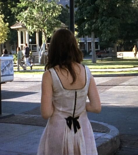 S6E4 “Always a Godmother, Never a God” Gilmore Girls Lane, Gilmore Outfits, 2000s Fashion Icons, Gilmore Girls Outfits, Tv Outfits, Rory Gilmore, A God, Fashion Icons, Girl Fits