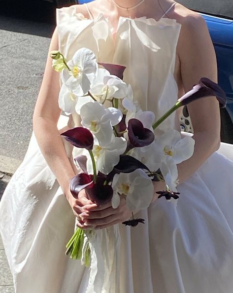 Interesting Bouquets, Japanese Bouquet, Moody Wedding Flowers, Brides Flowers Bouquet, Germany Wedding, Modern Wedding Bouquets, Floral Installations, Purple Bouquet, Wedding Hands