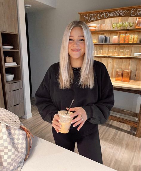 Cold Blonde, Bre Sheppard, Collarbone Length Hair, Influencer Lifestyle, Lady Lovely Locks, Summer Blonde Hair, Ringing In The New Year, Medium Bob Hairstyles, Blonde Hair Looks