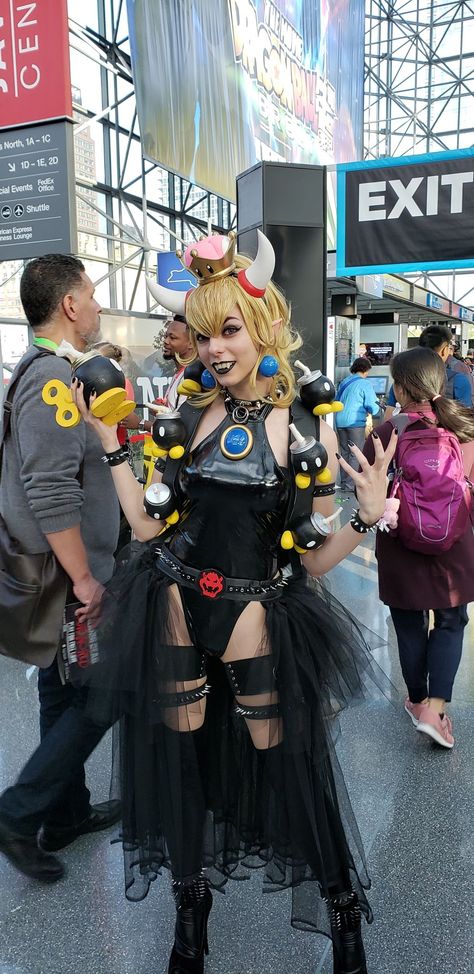 Ryuu Lavitz - Bowsette - Cosplay - Super Mario Bros. Goth Princess Peach, Boosette Cosplay, Bowser Costume, Mario Princesses, Princess Peach Cosplay, Mario Cosplay, Peach Cosplay, Group Cosplay, Goth Princess