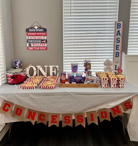 Baseball Birthday Concession Stand, Rookie Year Party Favors, Baseball Concession Stand Ideas, Concession Stand Party Ideas, Baseball Party Food Ideas, Baseball Birthday Party Food, Baseball Party Food, Baseball Tailgate, Baseball Food Party