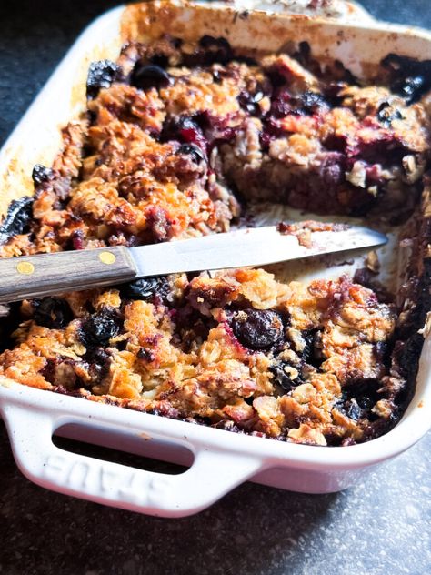 Lemon Blueberry Protein Baked Oats - Glowing Healthy Baked Oats Low Calorie, Oats Low Calorie, Baked Oatmeal With Blueberries, Protein Baked Oats, Oatmeal With Blueberries, Filling Breakfast Recipes, Blueberry Oatmeal Bake, Low Calorie Baking, Banana Baked Oatmeal