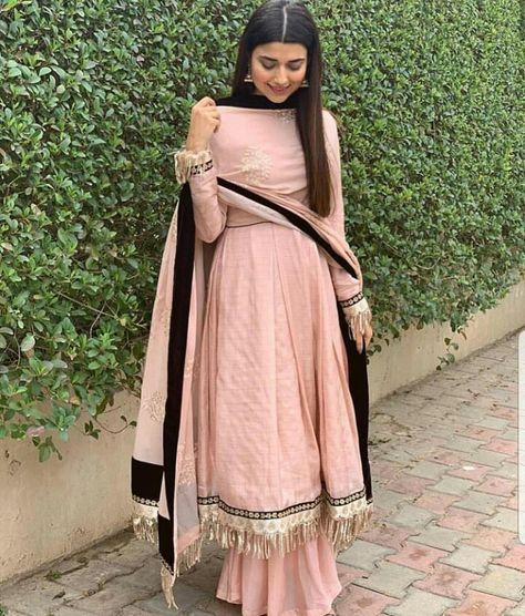 Orang India, Punjabi Outfits, Indian Designer Suits, Gaun Fashion, Salwar Kamiz, Traditional Indian Outfits, Indian Gowns Dresses, Designer Kurtis, Kurti Designs Party Wear