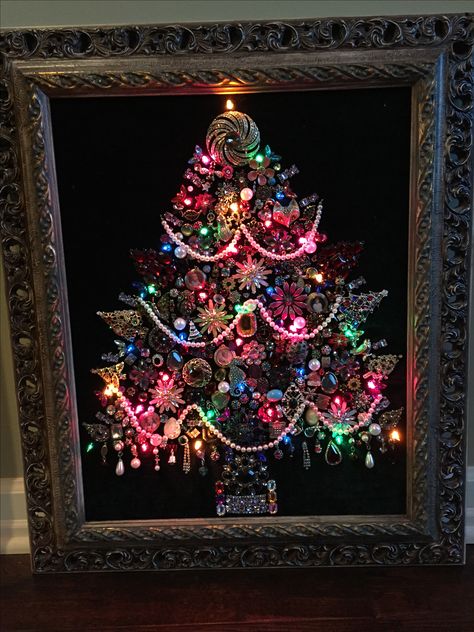 Lighted jewelry Christmas tree made from old jewelry. Jewelry Christmas Tree Diy, Jewelry Tree Craft, Old Jewelry Crafts, Costume Jewelry Crafts, Jeweled Christmas Trees, Christmas Tree Diy, Vintage Jewelry Repurposed, Jeweled Christmas, Jewelry Christmas Tree