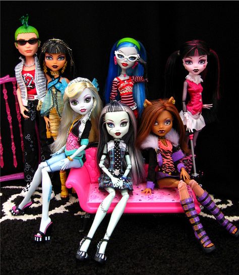 monster high dolls - i have draculaura, frankie stein, lagoona blue & ghoulia yelps. i think of them as the heathers (ghoulia is veronica) ;) Monster High Party Games, Monster High Boys, Monster High Birthday Party, Arte Monster High, Monster High Party, Moster High, Frankie Stein, Lagoona Blue, Love Monster