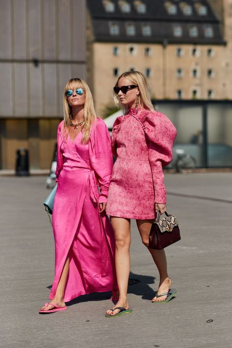 Jeanette Madsen and Thora Valdimars in matching pink Stile Casual Chic, Fashion Week Trends, Fashion Week 2018, Copenhagen Style, Copenhagen Fashion Week, Pink Dresses, Looks Street Style, Street Style Trends, Fashion Weeks