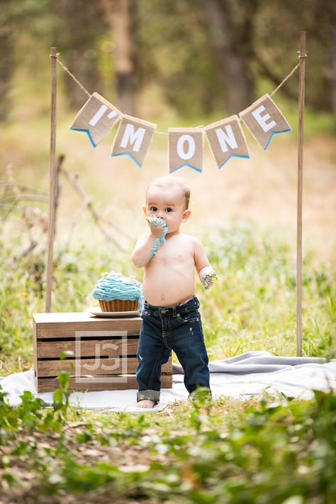 Cake Smash idea for first birthday photoshoot Birthday Photoshoot Ideas, First Birthday Photography, 1st Birthday Pictures, Baby Fotografie, 1st Birthday Photoshoot, First Birthday Pictures, Baby Boy First Birthday, Picnic Birthday, 1st Birthday Photos