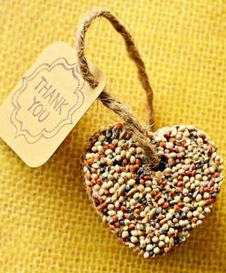 Bird Seed Wedding Favors, Budget Friendly Wedding Favours, Homemade Party Favors, Trendy Wedding Favors, Homemade Wedding Gifts, Seed Wedding Favors, Love Birds Wedding, Candy Wedding Favors, Diy Wedding Gifts