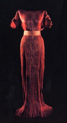 Mariano Fortuny red delphos dress 1909 with renowned Fortuny pleating -hard to believe this is from 1909-the delphos gowns were made up to the 1930's.... Fortuny Dress, Fortuny Delphos, Jeanne Paquin, Mariano Fortuny, Pleated Gown, Museum Fashion, Elsa Schiaparelli, Vintage Couture, Vestidos Vintage