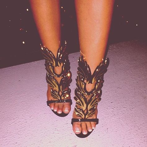 Image via We Heart It https://weheartit.com/entry/135440595 #gold #heels Black And Gold Heels, Zanotti Heels, Giuseppe Zanotti Heels, Walk In My Shoes, Gold Heels, Pretty Shoes, Shoe Obsession, Shoe Lover, Shoe Style