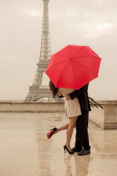 oh la la Honeymoon Photos, Red Umbrella, Under My Umbrella, Foto Tips, I Love Paris, The Kiss, All You Need Is Love, Rainy Days, Dusty Rose