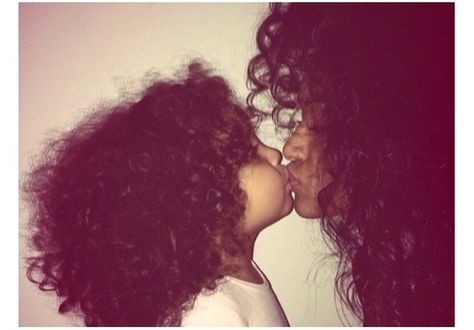 mama Adorable Babies, Pelo Afro, Mommy Daughter, Curly Hair Inspiration, Natural Hair Inspiration, Hair Crush, Future Goals, Family Fashion, Long Curly Hair