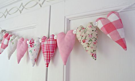 Valentines Booth, Valentine Mermaid, Hearts Garland, Valentines Bricolage, Heart Fabric, Diy Valentine's Day Decorations, Children Crafts, Heart Projects, Valentines Day Crafts