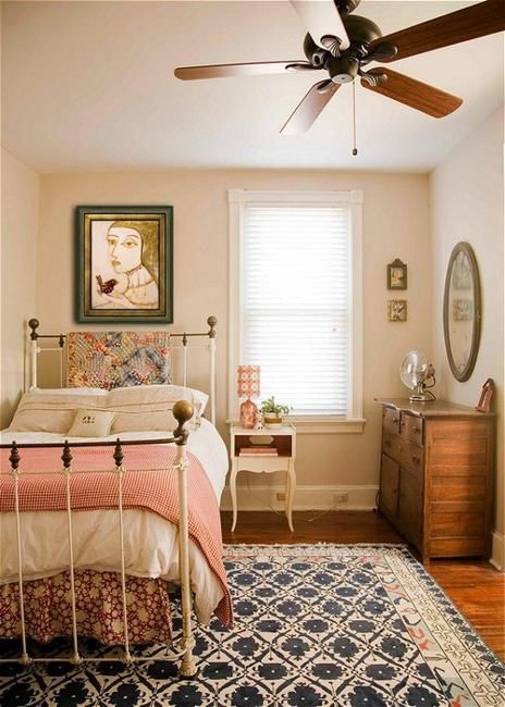 22 Small Bedroom Designs, Home Staging Tips to Maximize Small Spaces Cute Bedroom Ideas For Small Rooms, Small Bedroom Designs, Cute Bedroom Ideas, Bedding Ideas, Casa Vintage, Dekorasi Kamar Tidur, Small Room Design, Vintage Bedroom, Trendy Bedroom