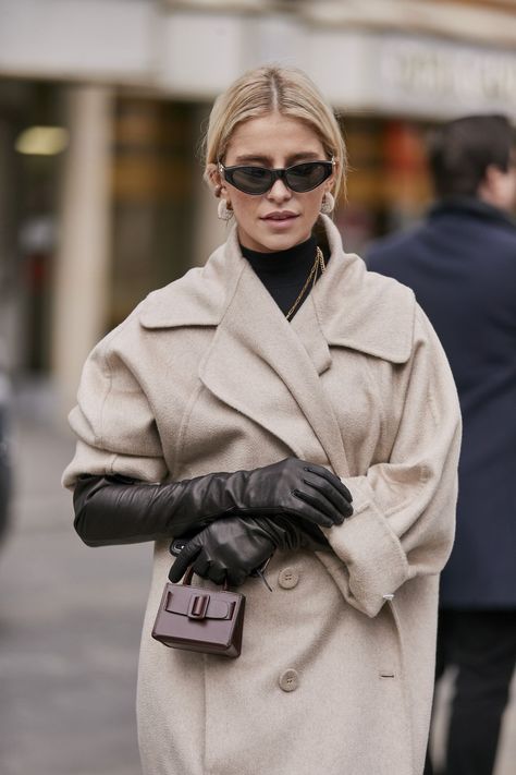 d961e9f236177d65d21100592edb0769desc52422041ri Outfits With Gloves Casual, Winter Gloves Outfit, Long Gloves Outfit, Leather Gloves Outfit, Fall Coat Outfit, Gloves Outfit, Outfits With Gloves, Long Leather Gloves, Leather Gloves Women