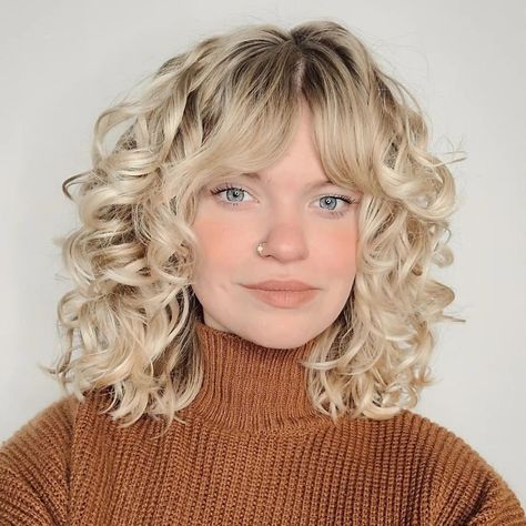 Dirty Blonde Curly Hair with Bangs Straight Bangs Curly Hair, Romantic Curly Hair, Bangs And Curly Hair, Wavy Curly Hair Cuts, Cut Curtain Bangs, Wavy Bangs, Blonde Bangs, Blonde Wavy Hair, Blonde Hair With Bangs