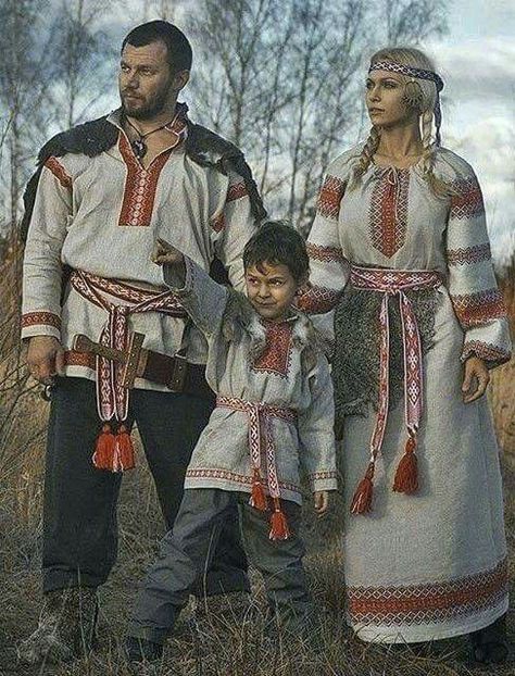 Slovania Viking People, Mens Garb, Slavic Clothing, Slavic Paganism, Pagan Clothing, Russian Clothing, Family Women, Russian Folk, Folk Dresses