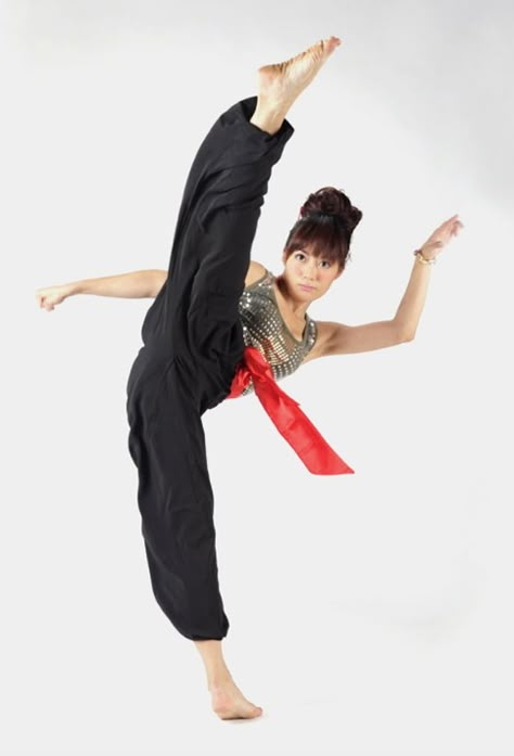 Kick extension Rhona Mitra, Roundhouse Kick, Female Martial Artists, Action Pose Reference, Martial Arts Girl, Pencak Silat, Martial Arts Women, Action Pose, Body Reference Poses