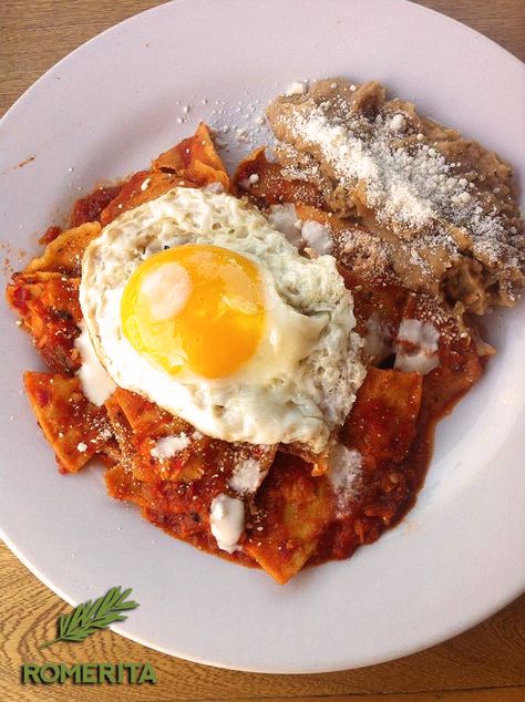 Chilaquiles con huevo y frijoles. Chilaquiles Aesthetic, Homemade Brunch, Hispanic Food, Mexican Food Recipes Easy, Healthy Food Motivation, Brunch Recipes, Aesthetic Food, Real Food Recipes, Mexican Food Recipes