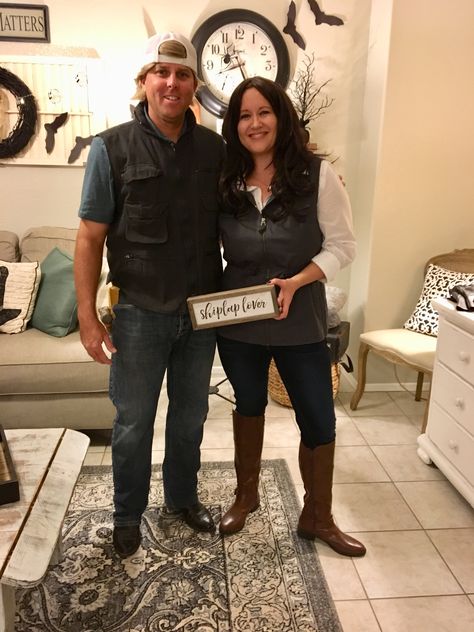 Chip And Joanna Gaines Costume, Joanna Gaines Shiplap, Joanna Gaines Instagram, Joanna Gaines Paint, Halloween Costumes Scarecrow, Fixer Upper Joanna Gaines, Chip Gaines, Best Couples Costumes, Chip And Joanna Gaines