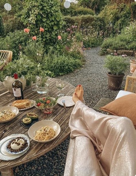 Slow Living, Dream Garden, Farm Life, Mr Mrs, تصميم داخلي, Summer Aesthetic, Garden Inspiration, Outdoor Living Space, Secret Garden