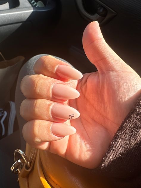 Bride Nails With Initials, Nails With F Initial, Nails Boyfriend Initial, Nails For Boyfriend, Uñas Color Natural, Almond Nails With Initial, Nails Initial Boyfriend, Nails With An Initial, Initial On Nails