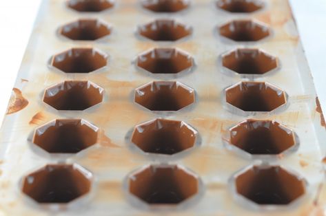 How to make chocolate shells Chocolate Liquor Candy, Chocolate Meltaways Candy Recipe, Alcohol Truffles, Liquor Filled Chocolates, Liquor Candy, Alcohol Candy, Alcohol Chocolate, Tempering Chocolate, Gourmet Fudge