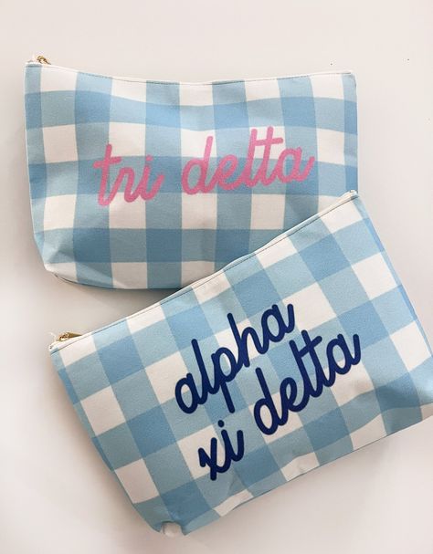 𝗗𝗘𝗧𝗔𝗜𝗟𝗦This gingham printed, zippered cosmetic pouch comes in two sizes at (12.5" x 7.5") or (6.5" x 4.5") with a gusset bottom. It has a sizable interior to carry anything from travel essentials, sunglasses, and more to keep your bags organized. Want the perfect sorority gift? Grab this zippered pouch and fill it with her favorites - perfect for her birthday bash, graduation surprise, your big little reveal baskets, bid day gifts, rush or initiation bags and the list goes on... Sorority New Member Gifts Bid Day, Big Baskets Sorority, Little Baskets Sorority Ideas, Small Cheap Gifts, Big Little Baskets, Sorority Big Little Baskets, Big Little Crafts, Sorority Baskets, Graduation Surprise