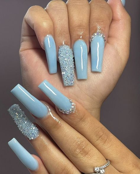 pintrest @diorrdxll Baby Blue Sparkle Nails, Futuristic Nails, Baby Blue Acrylic Nails, Sweet 16 Nails, Shower Nails, Pastel Blue Nails, Burgundy Acrylic Nails, Prom Nails Silver, 2022 Nails